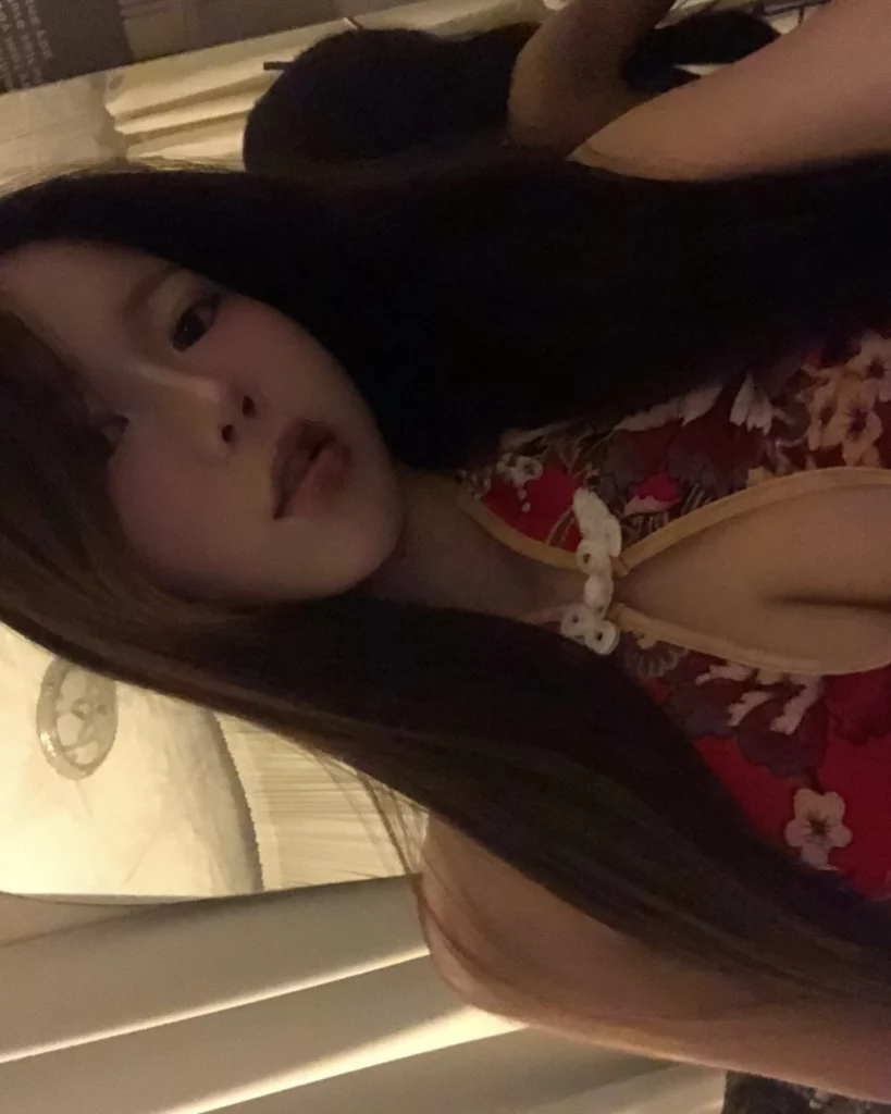 Julia SG Escort profile photograph